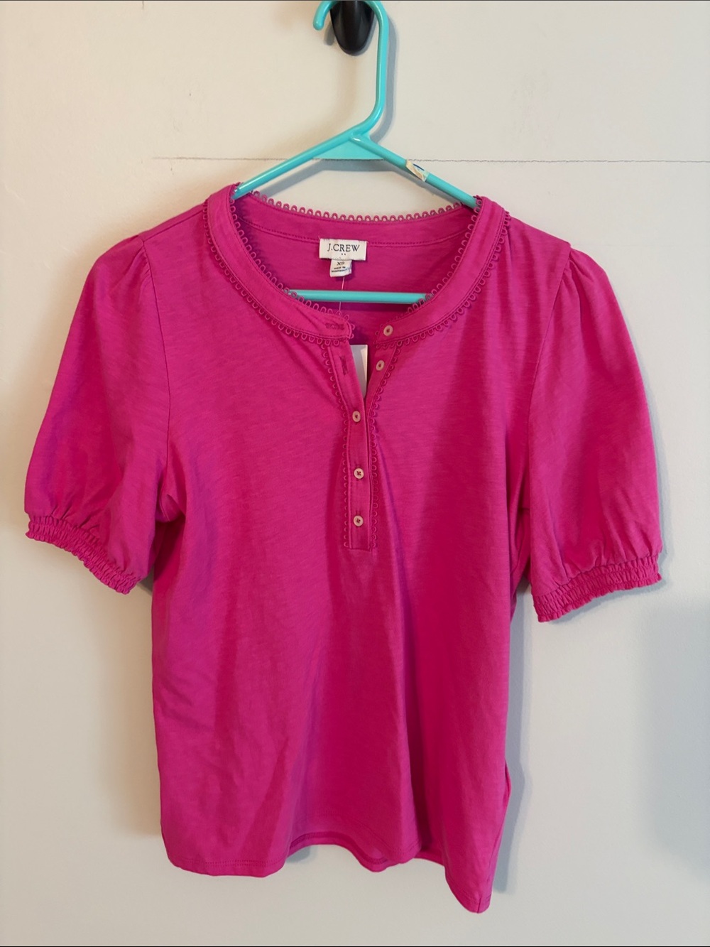 J. Crew woman’s Bright Pink Puff-Sleeve Henley Tee. XS. 💯 cotton NWT.